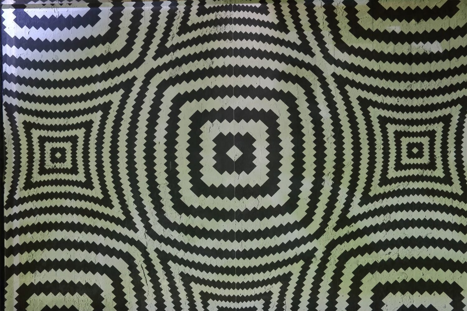 海外で買い付けたオプ・アート風の壁紙