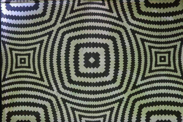 海外で買い付けたオプ・アート風の壁紙