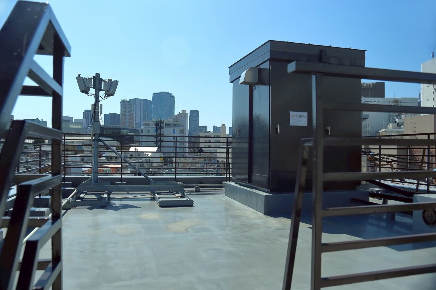 オプション:屋上 / 開放的な屋上で都会的な撮影も