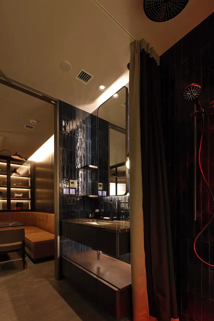 VIPルーム内の洗面とシャワールーム