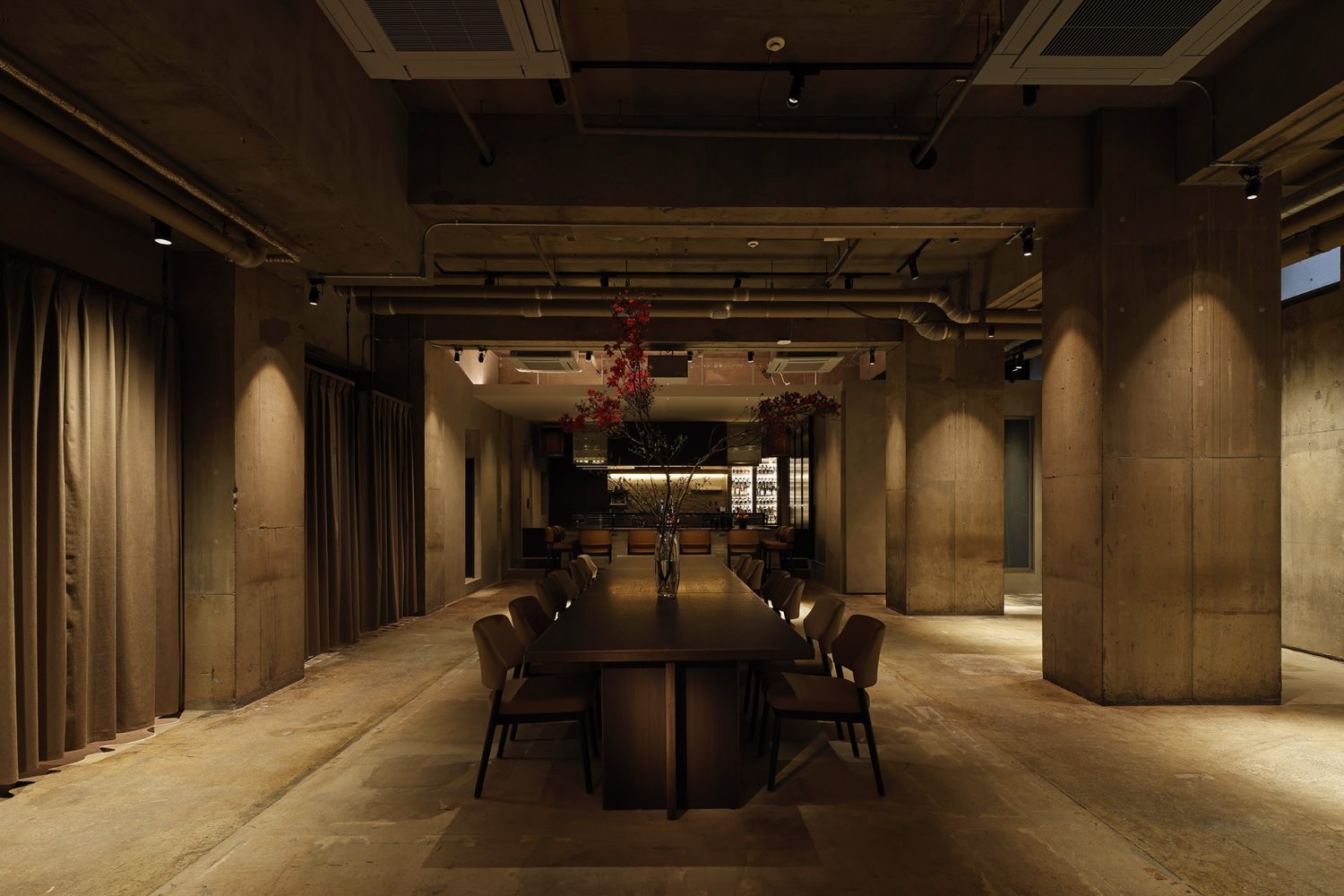 ギャラースペース中央に巨大ダイニングテーブル