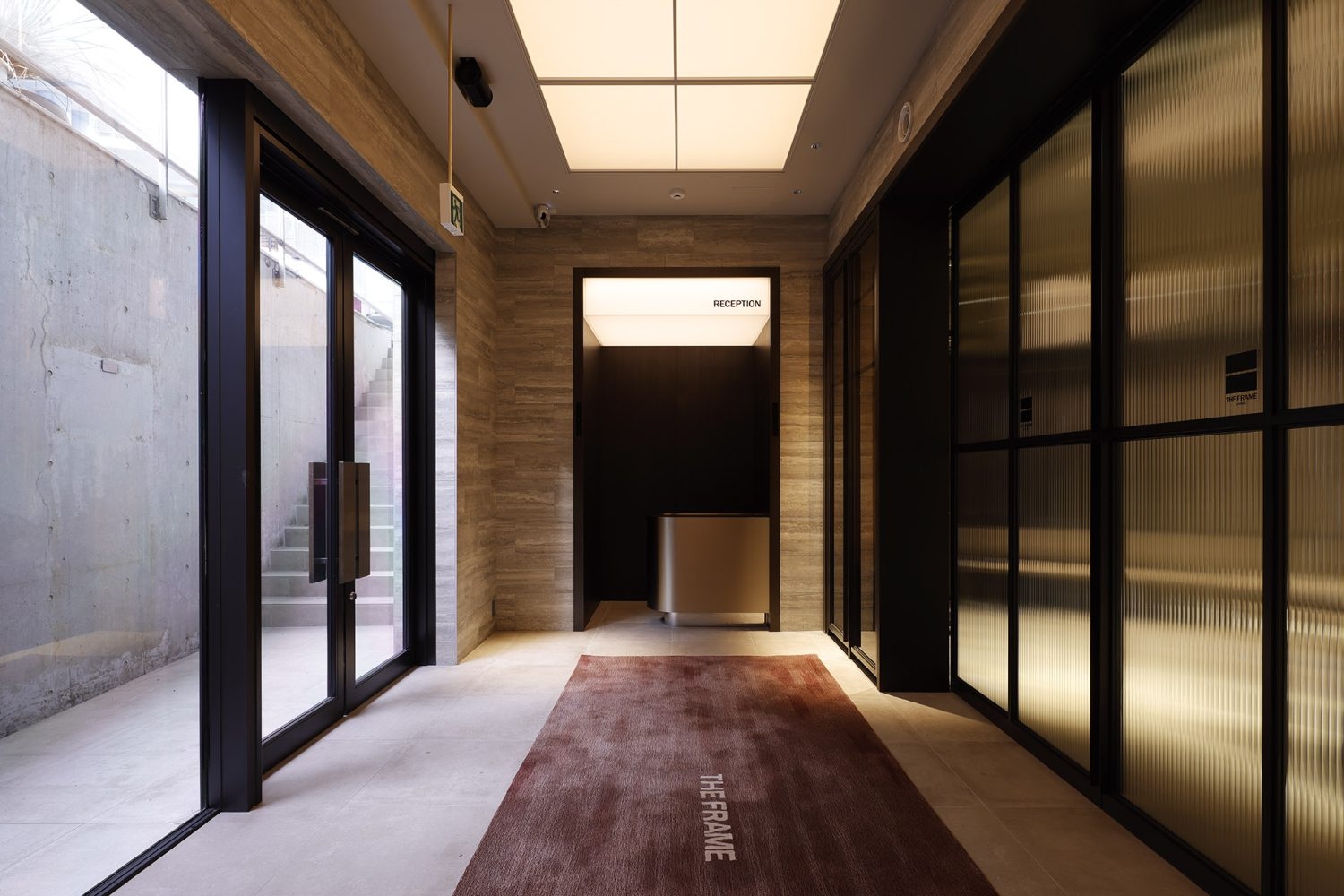 ラグジュアリーな雰囲気を演出するレセプション