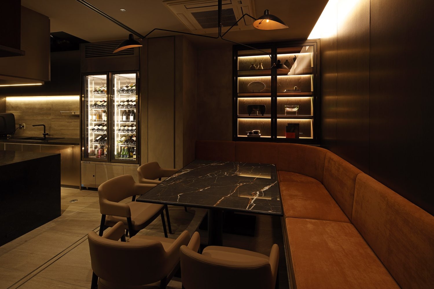 VIPルームはコーナーソファ