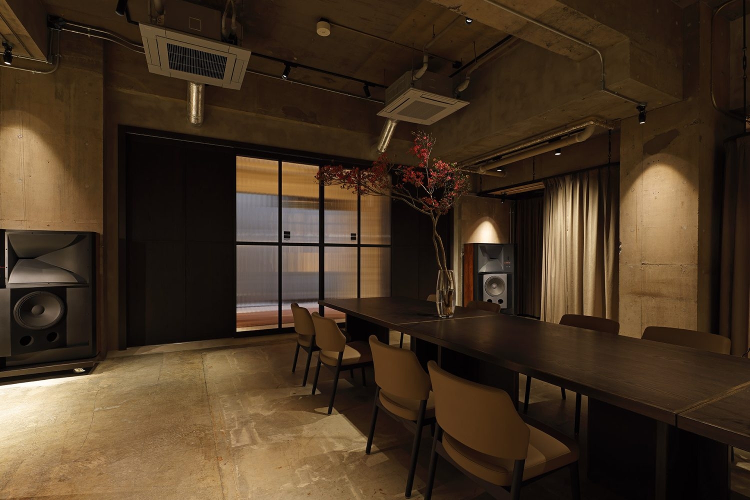 ダイニングテーブルからエントランス側