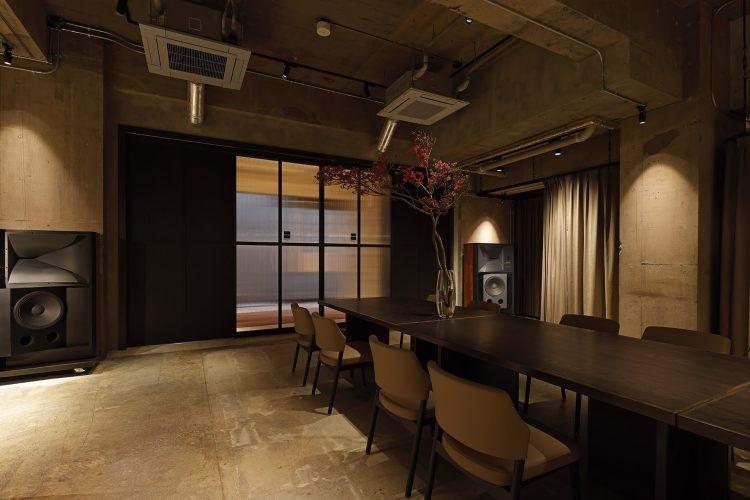 ダイニングテーブルからエントランス側