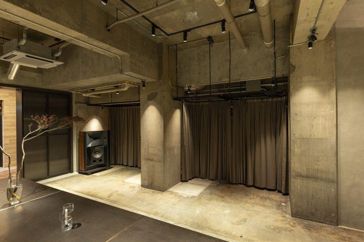 カーテン前も展示可能