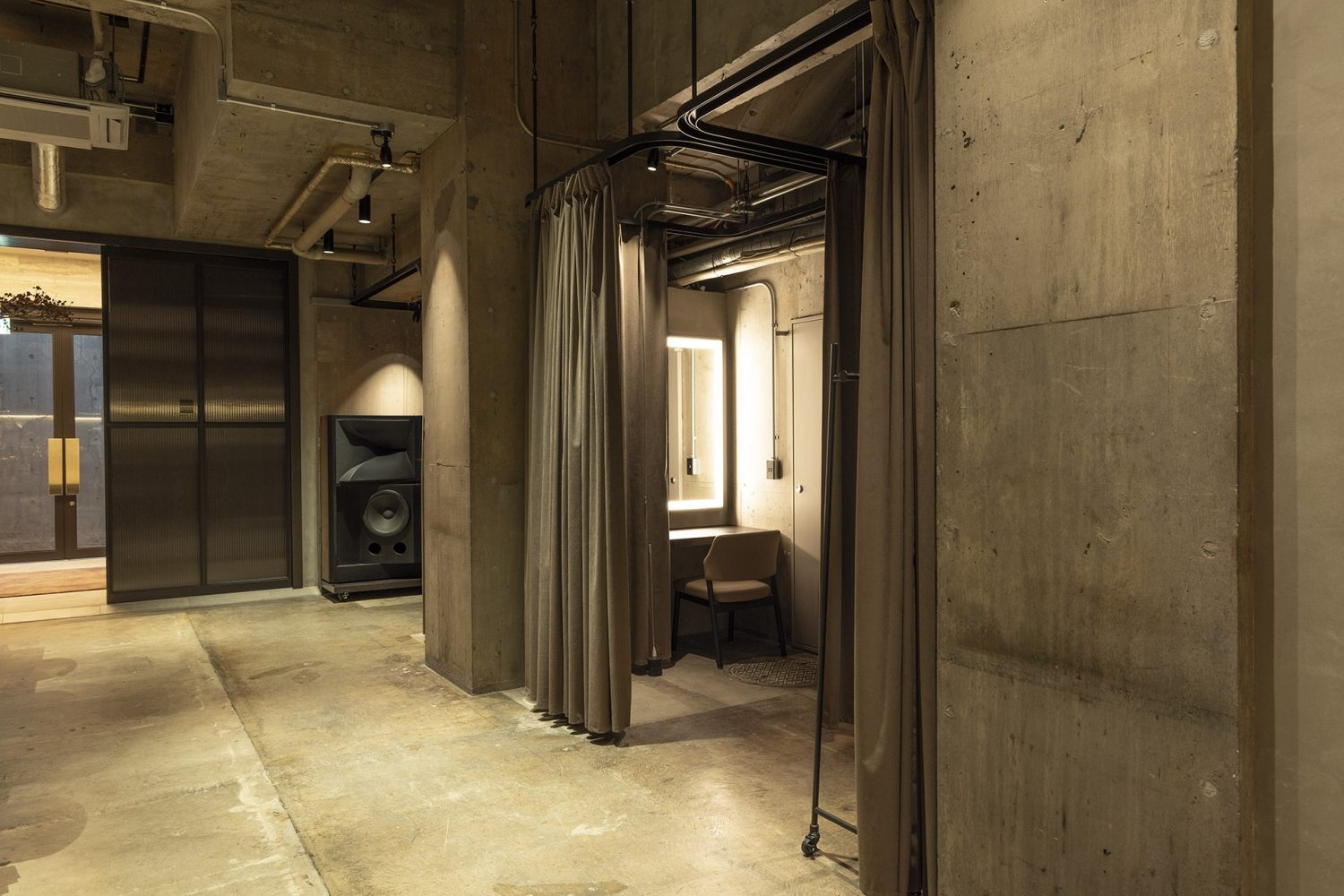 カーテンで仕切られたメイクルーム