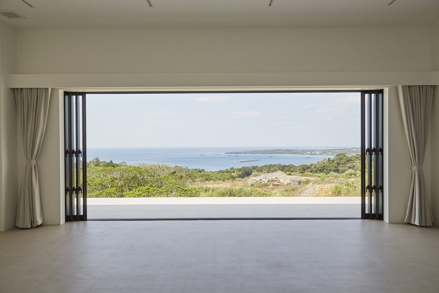 海が見える大開口の窓