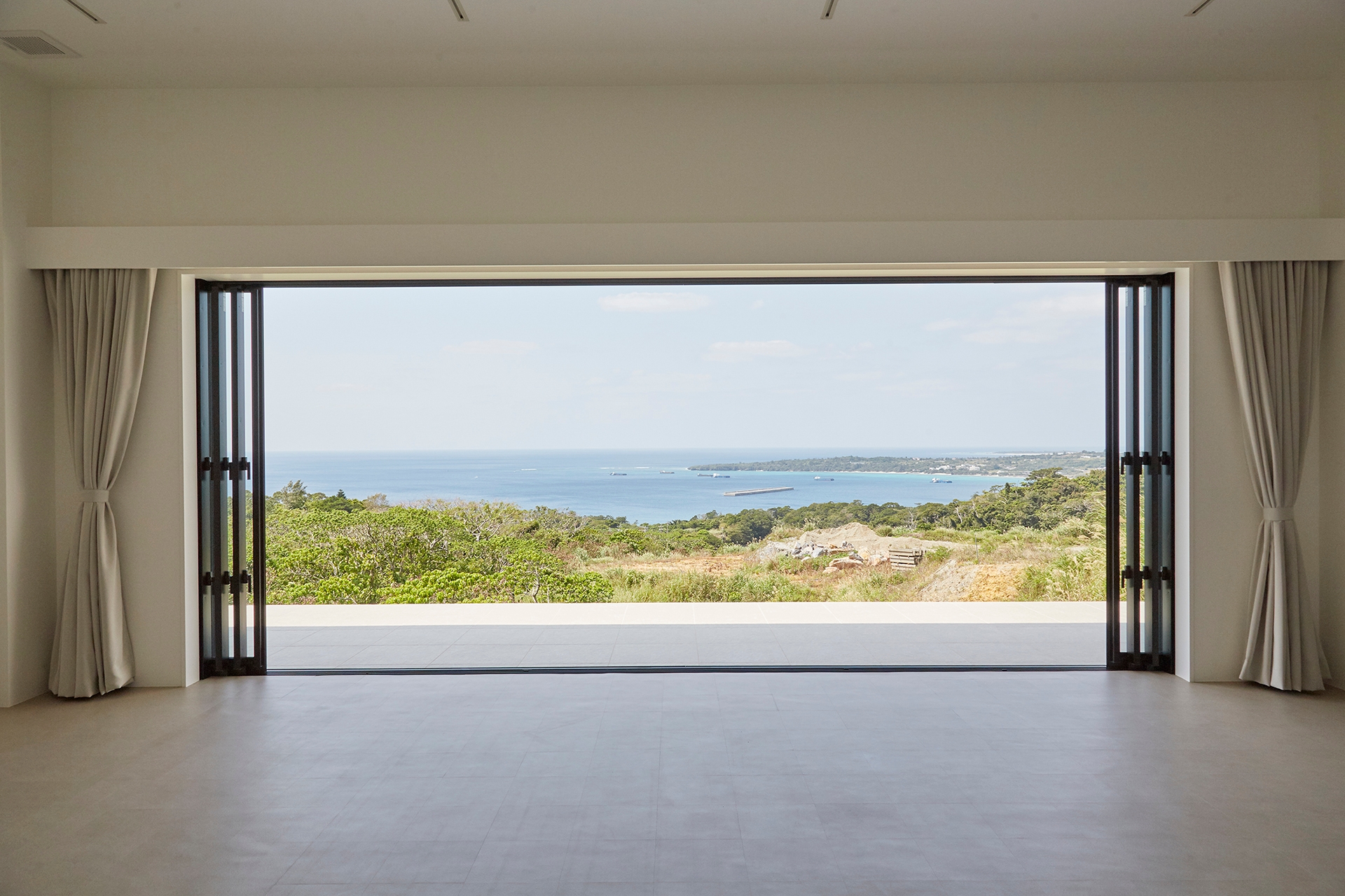 海が見える大開口の窓