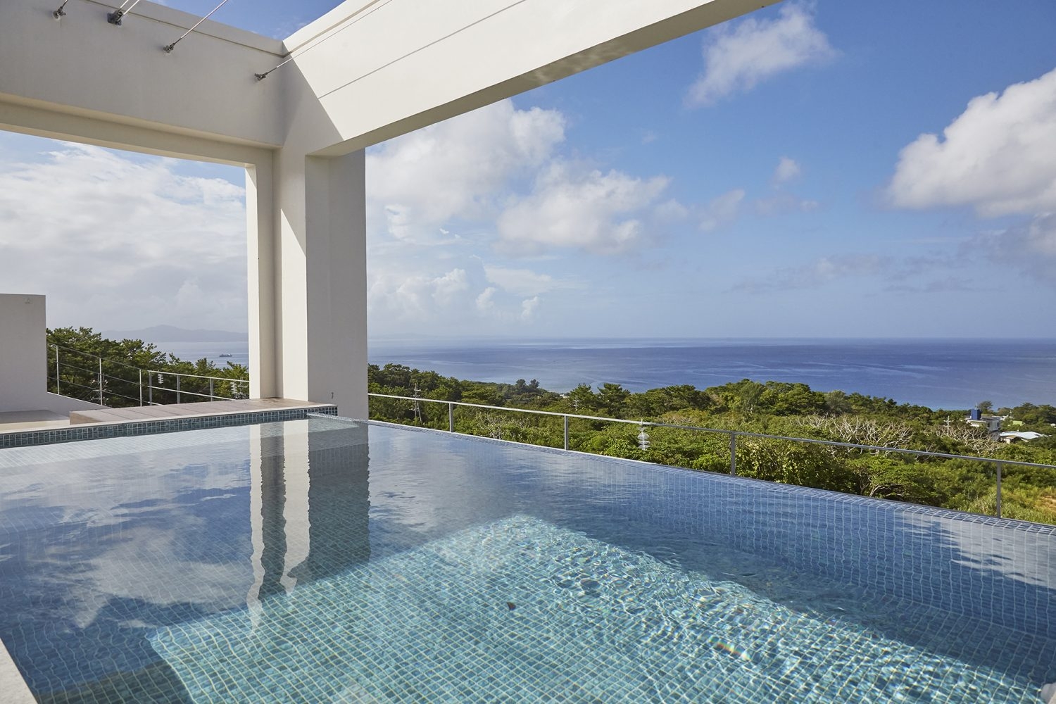 屋上にインフィニティプール