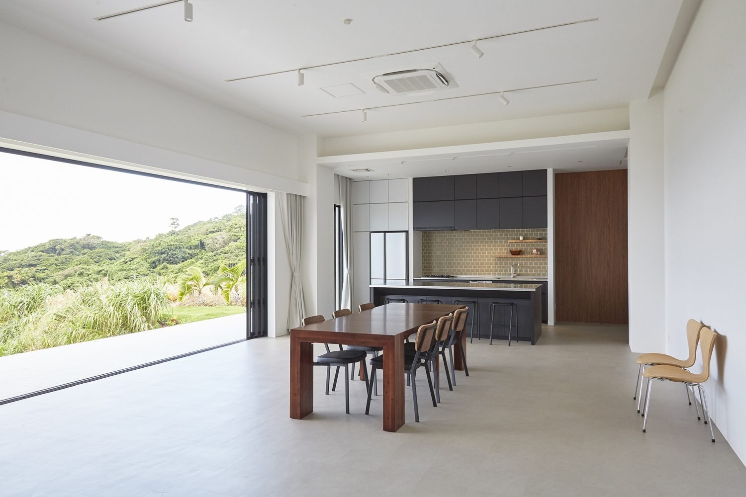 リビングからフラットにつながるテラス