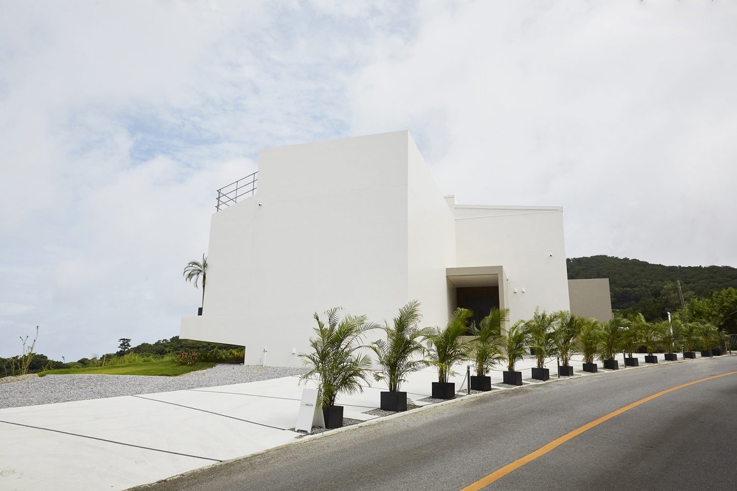 直線的なラインが印象の外観