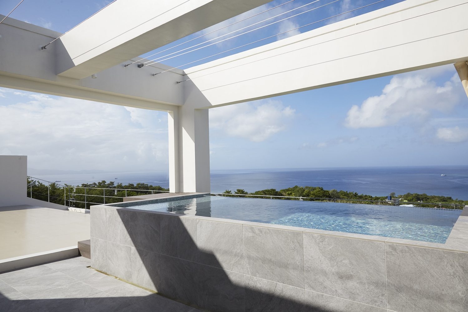 開放的な屋上とプールと海