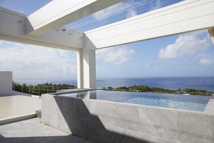 開放的な屋上とプールと海