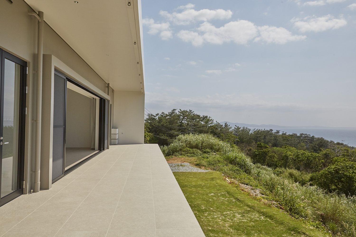 広々とした1階テラスから芝生の庭へ