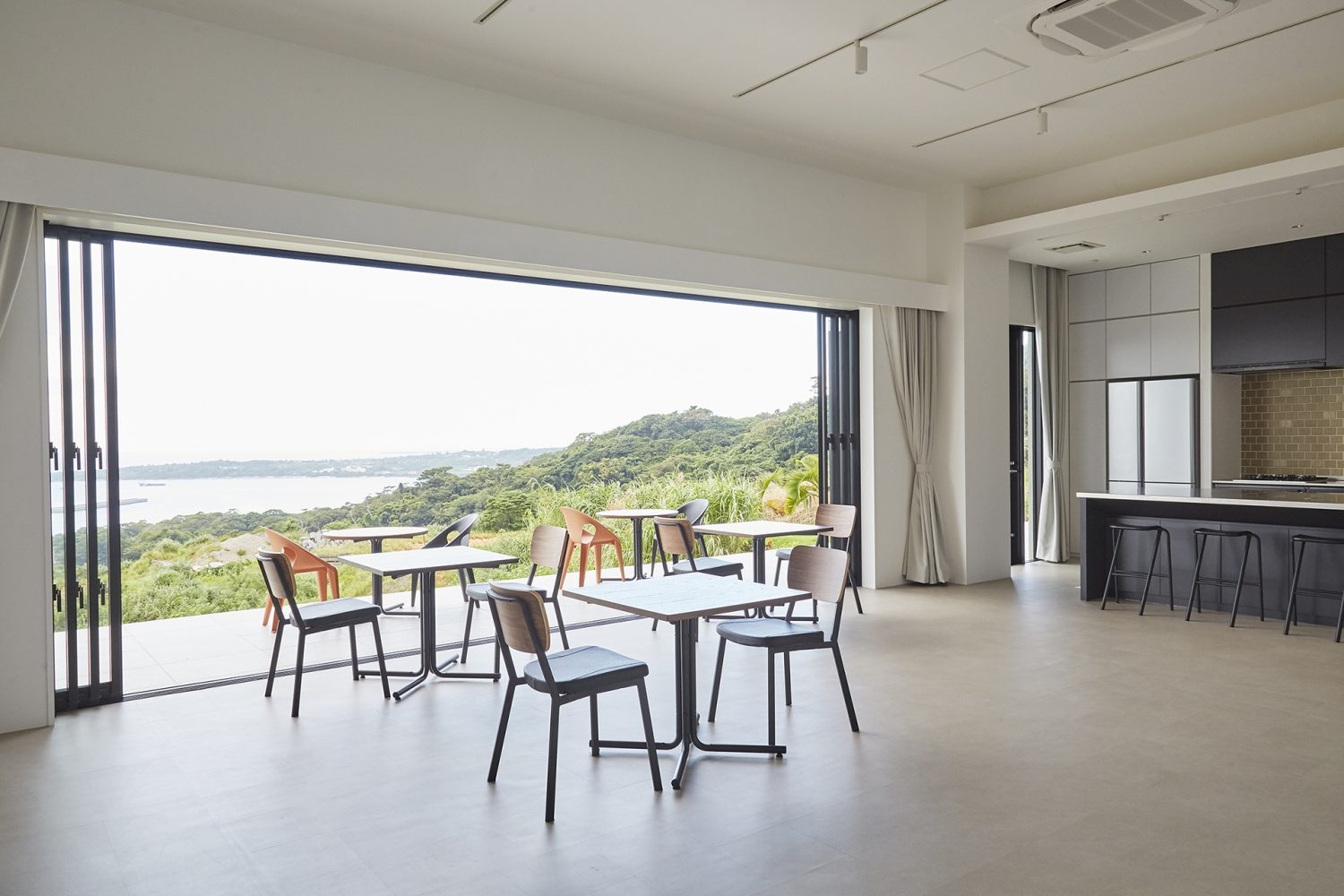 カフェのようなセッティングも可能