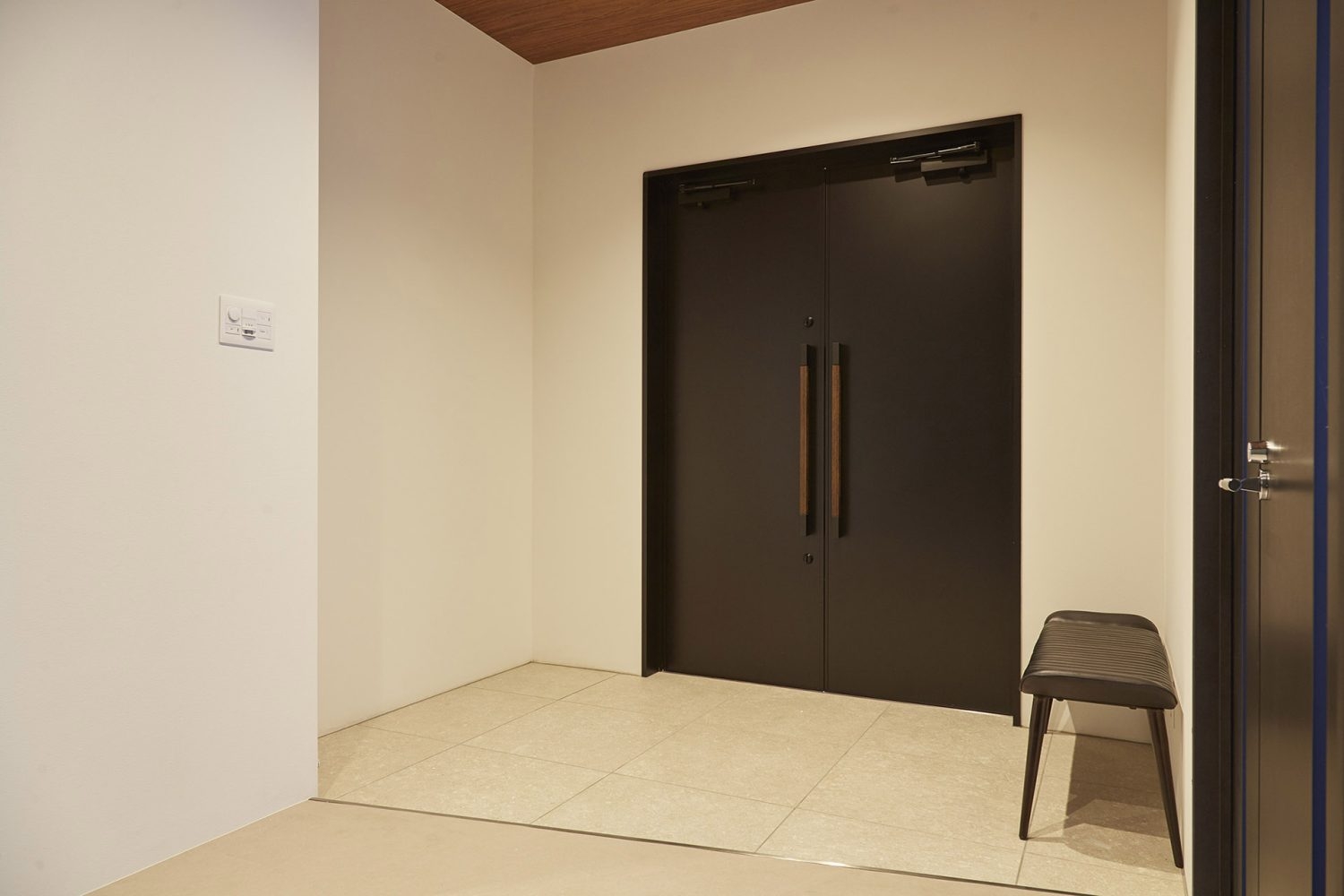 重厚な扉の玄関