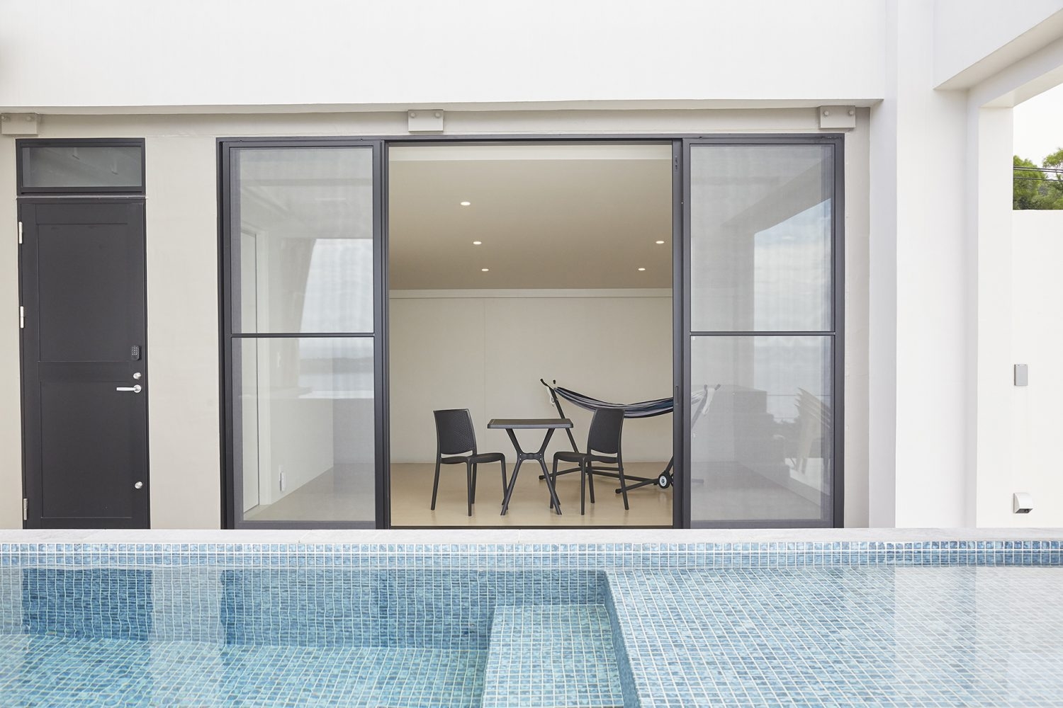 プールから2階控室に向けて