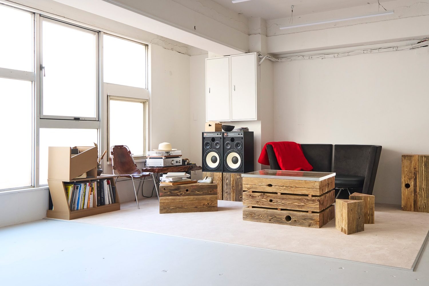 自然光がやさしく入るモダンな撮影スタジオ