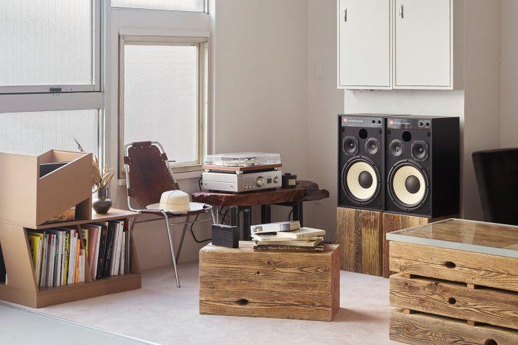 オリジナルの古材を利用した什器が空間のアクセントに