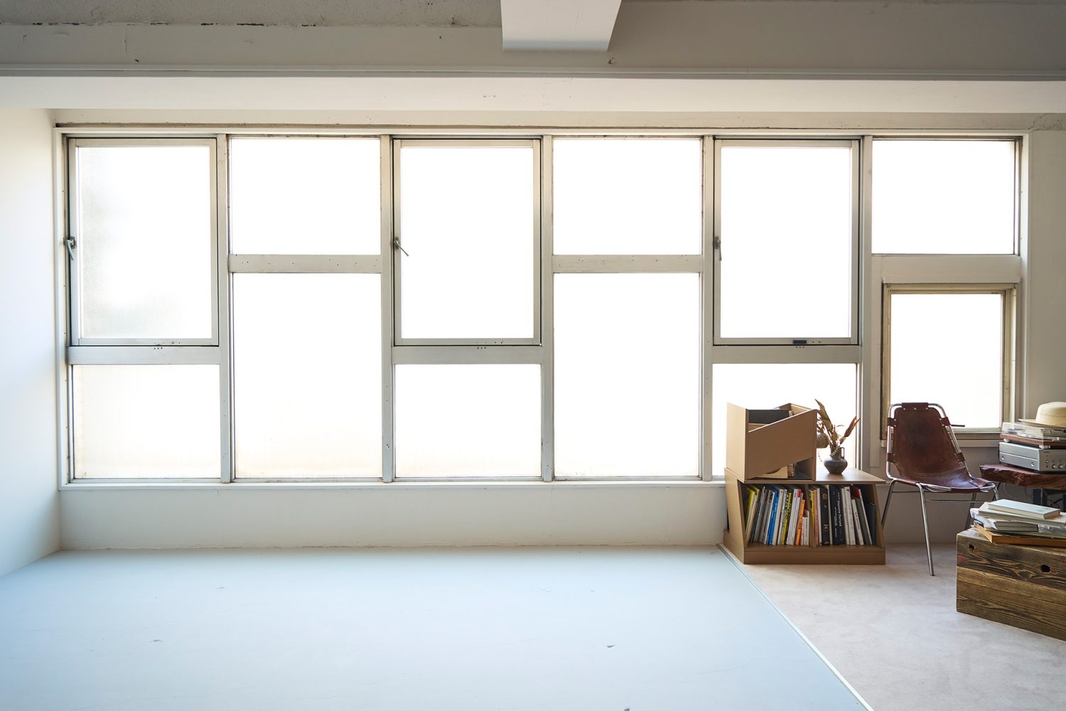 壁一面に規則的に配された、格子のすりガラス窓