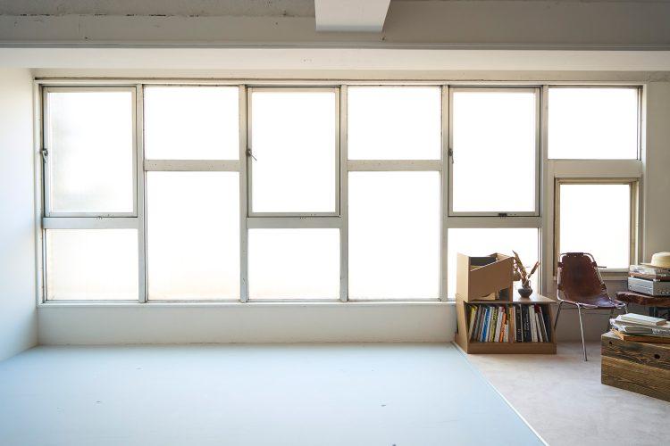 壁一面に規則的に配された、格子のすりガラス窓