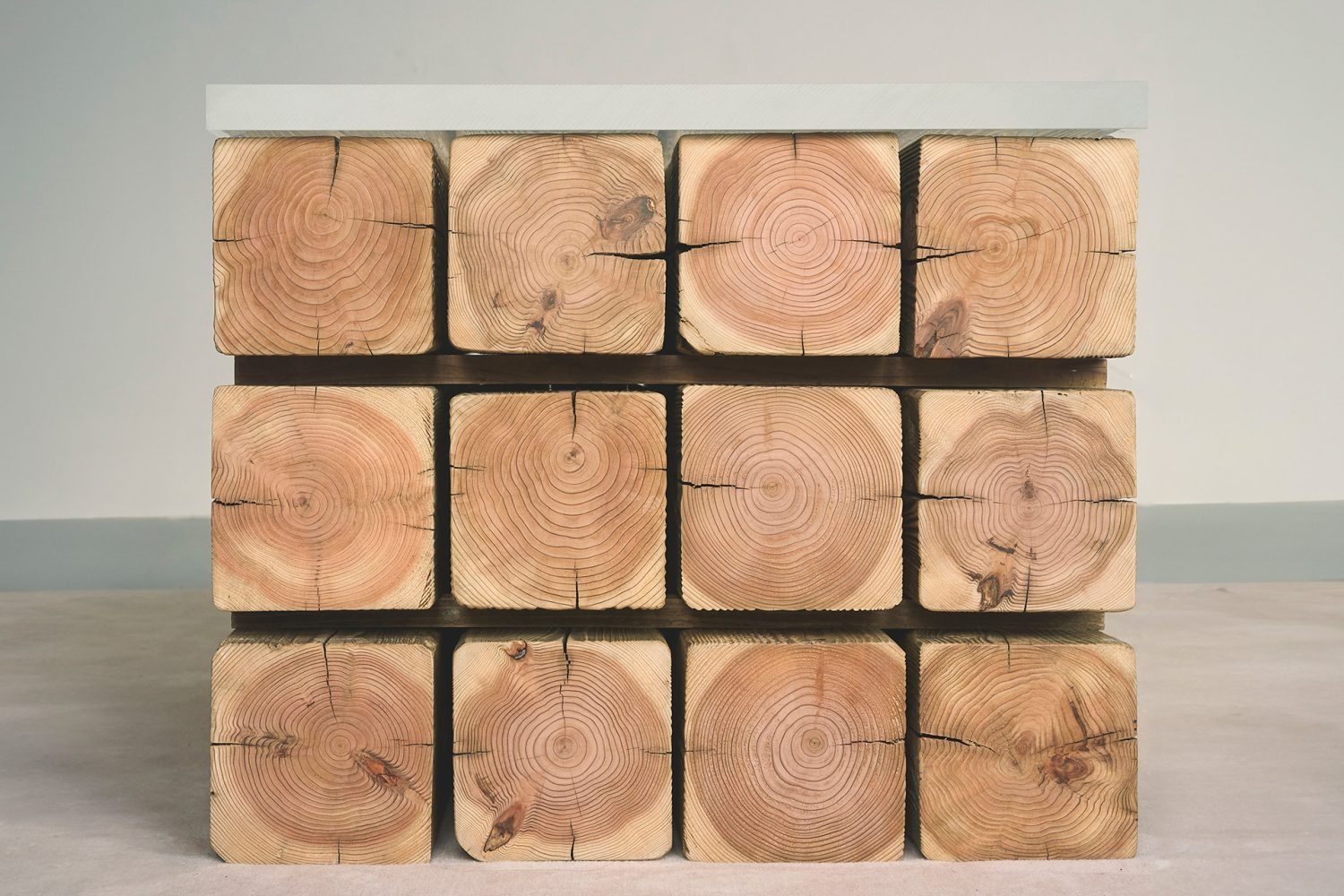 古材を組み合わせたテーブル