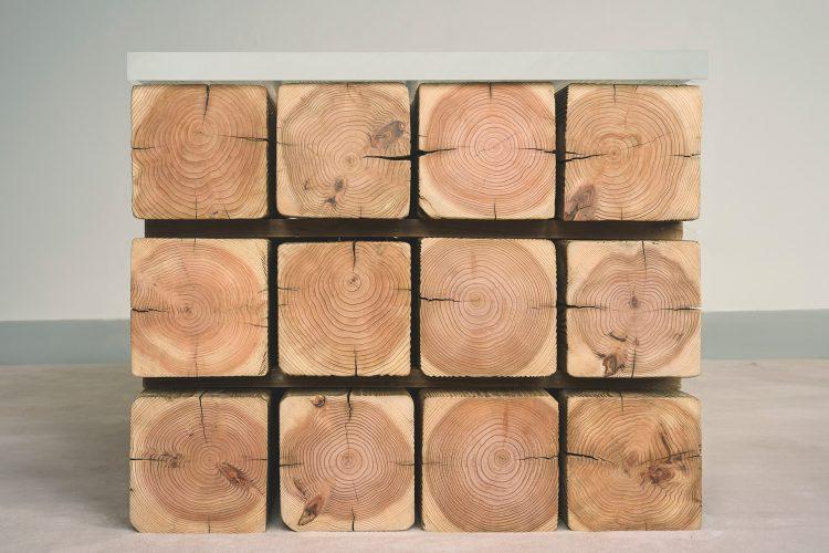 古材を組み合わせたテーブル