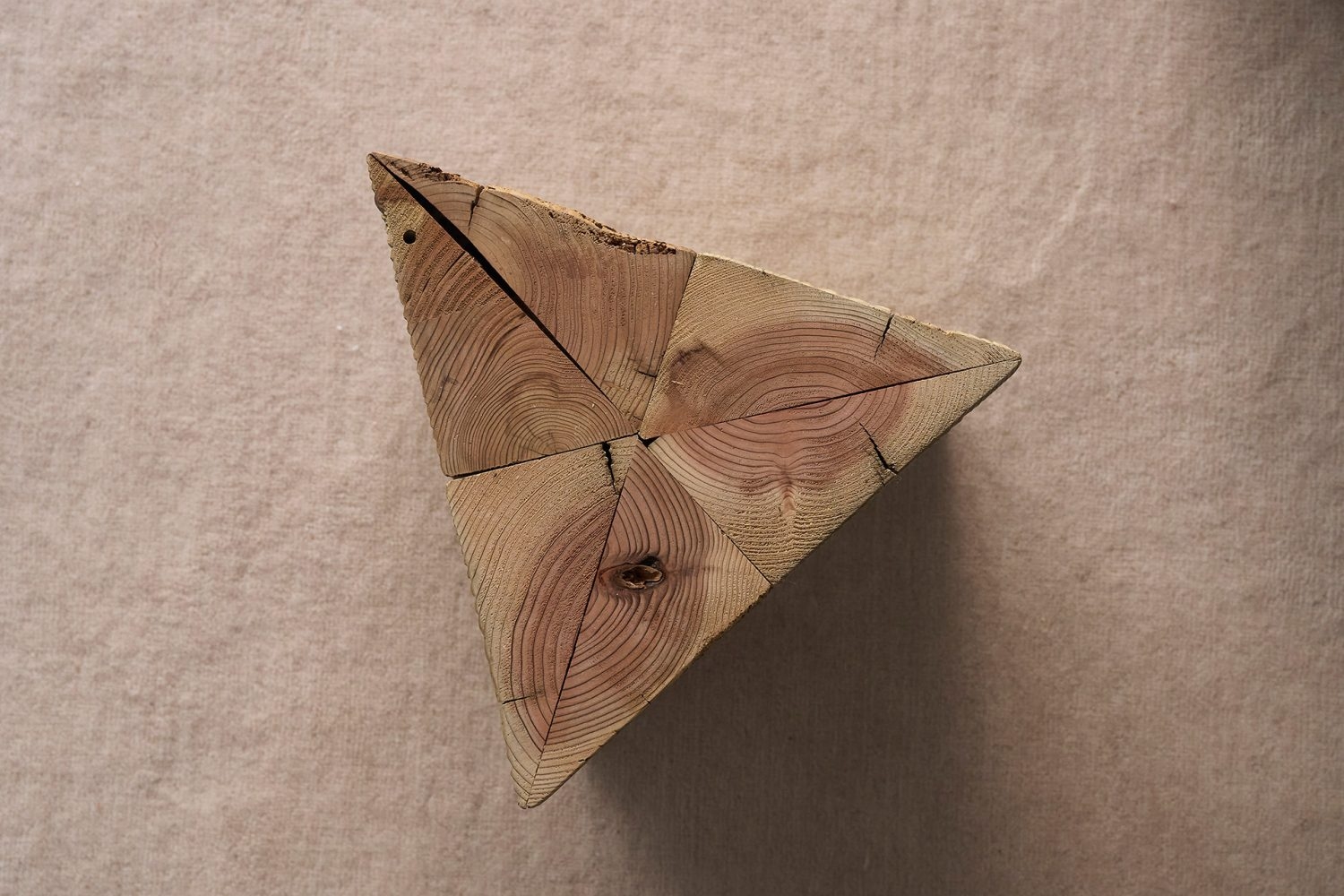 古材を組み合わせた特徴的な三角柱の什器