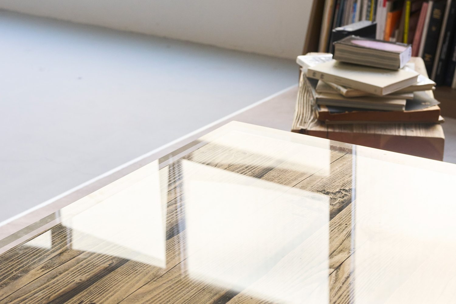 テーブル天板はアクリル素材