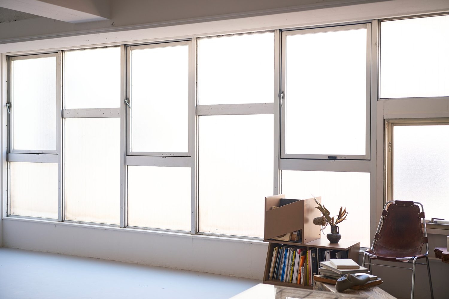 背景にもなる西向きの特徴的な格子窓