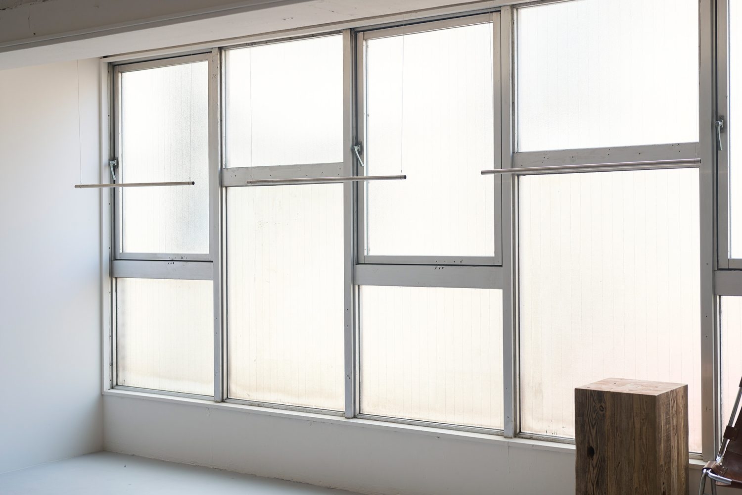 天井からポールを吊り下げ、展示スペースとしても