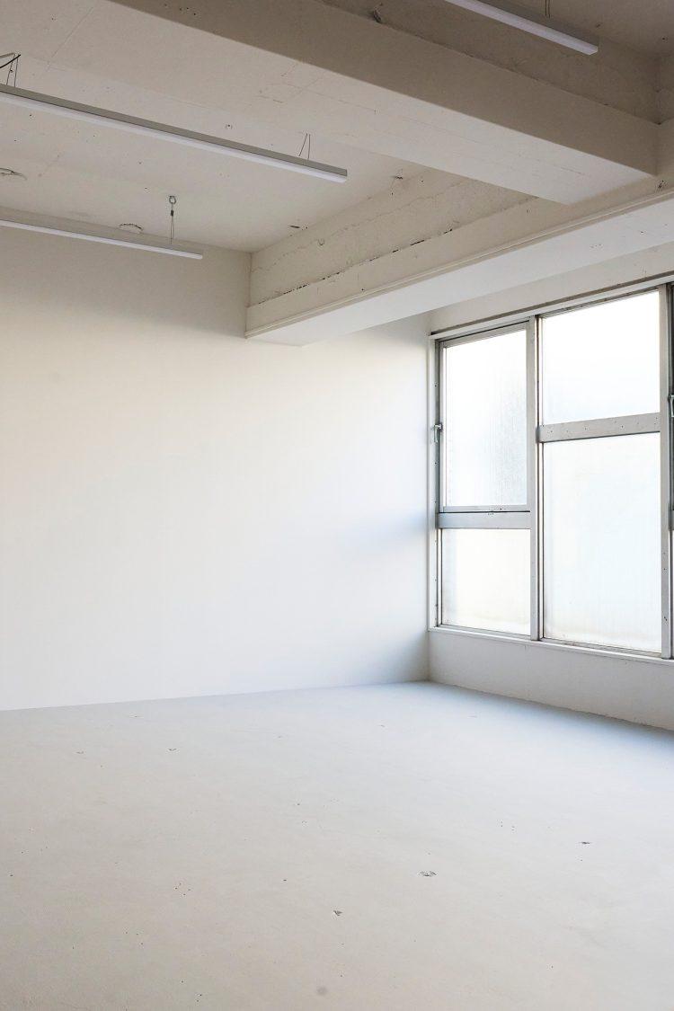 窓際の白壁で撮影も