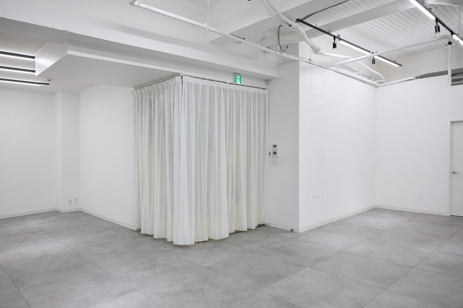 入口のカーテンを閉めて人目を気にせず撮影できます