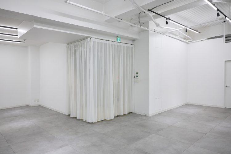 入口のカーテンを閉めて人目を気にせず撮影できます