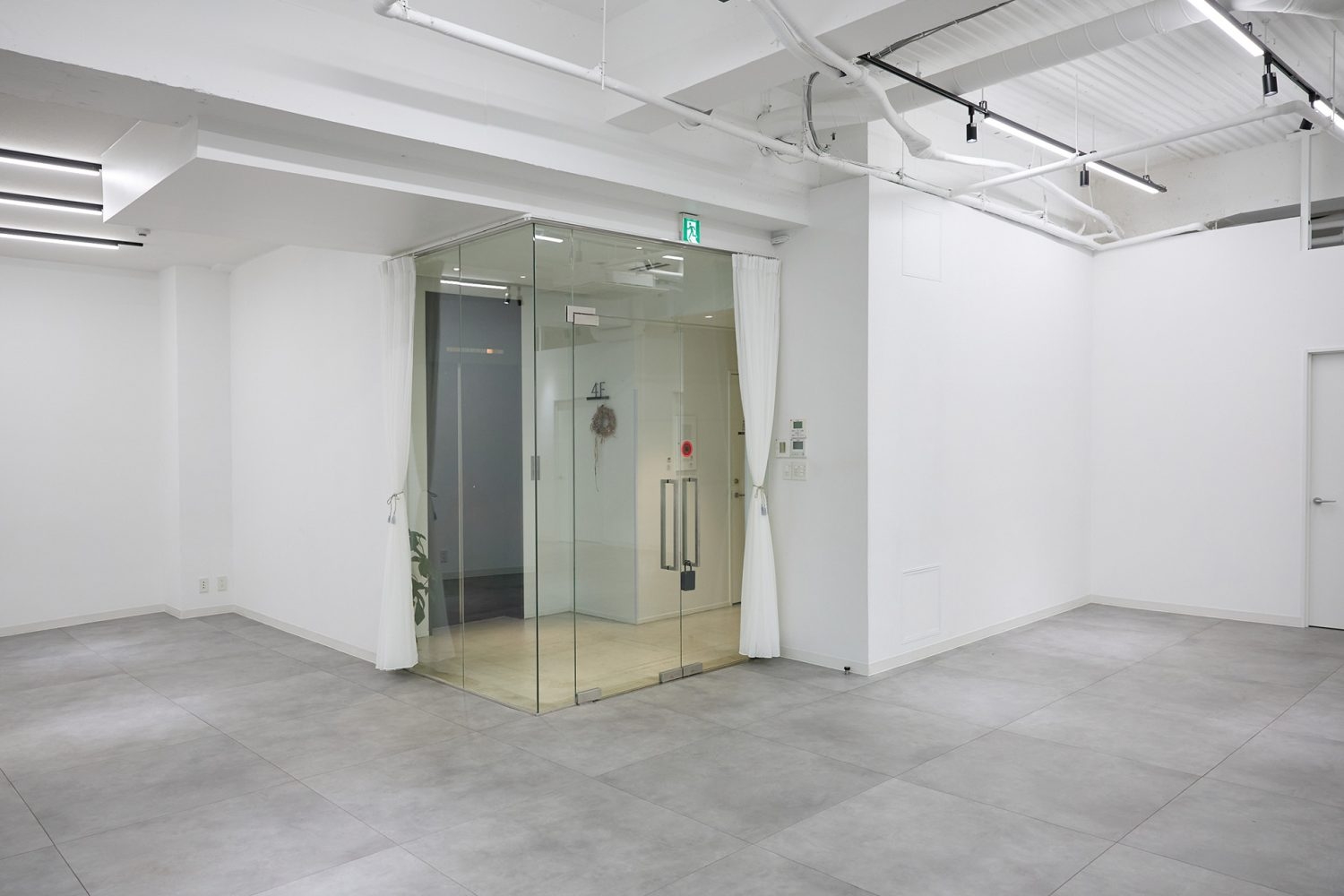 入口のカーテンをまとめた状態