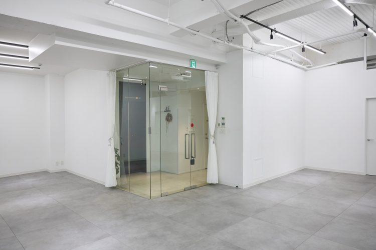 入口のカーテンをまとめた状態