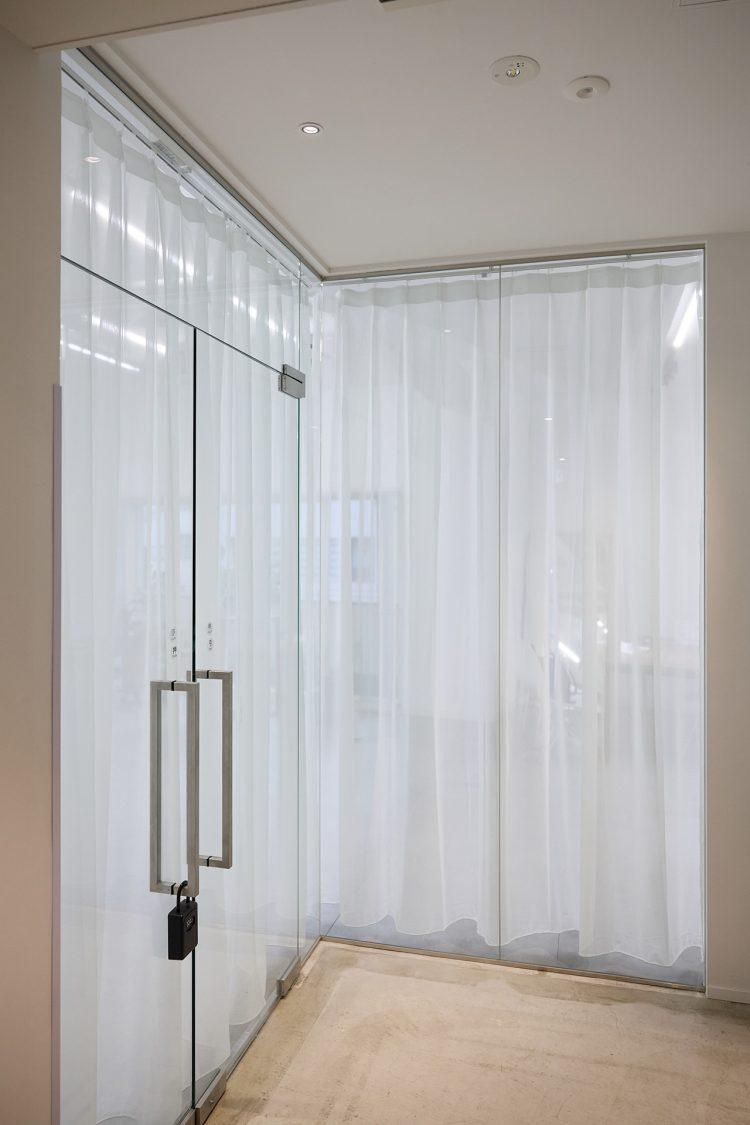 入口カーテンを閉めた状態(スタジオ外側から)