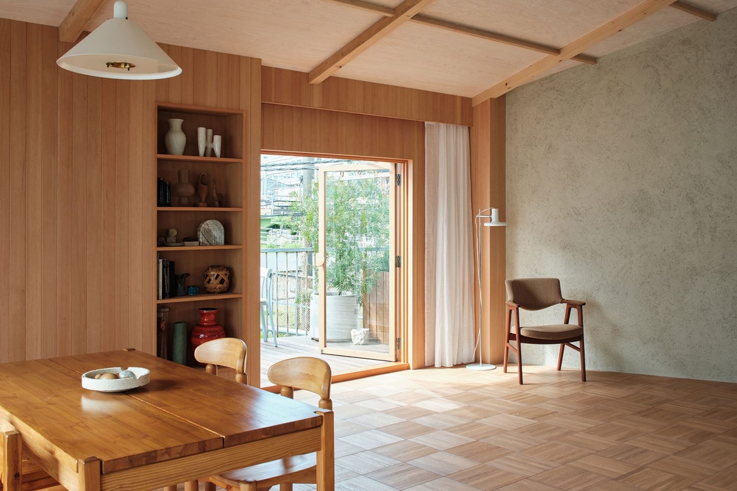 板壁と有機的な左官が印象的な窓際