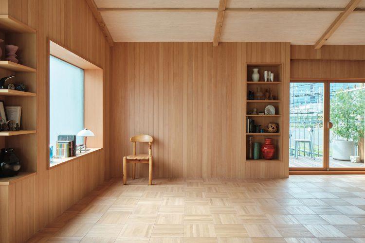 あたたかみのある米松の板壁と堀り込み棚