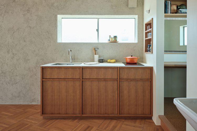 使用可能な木製キッチン(扉内に冷蔵庫・電子レンジ)