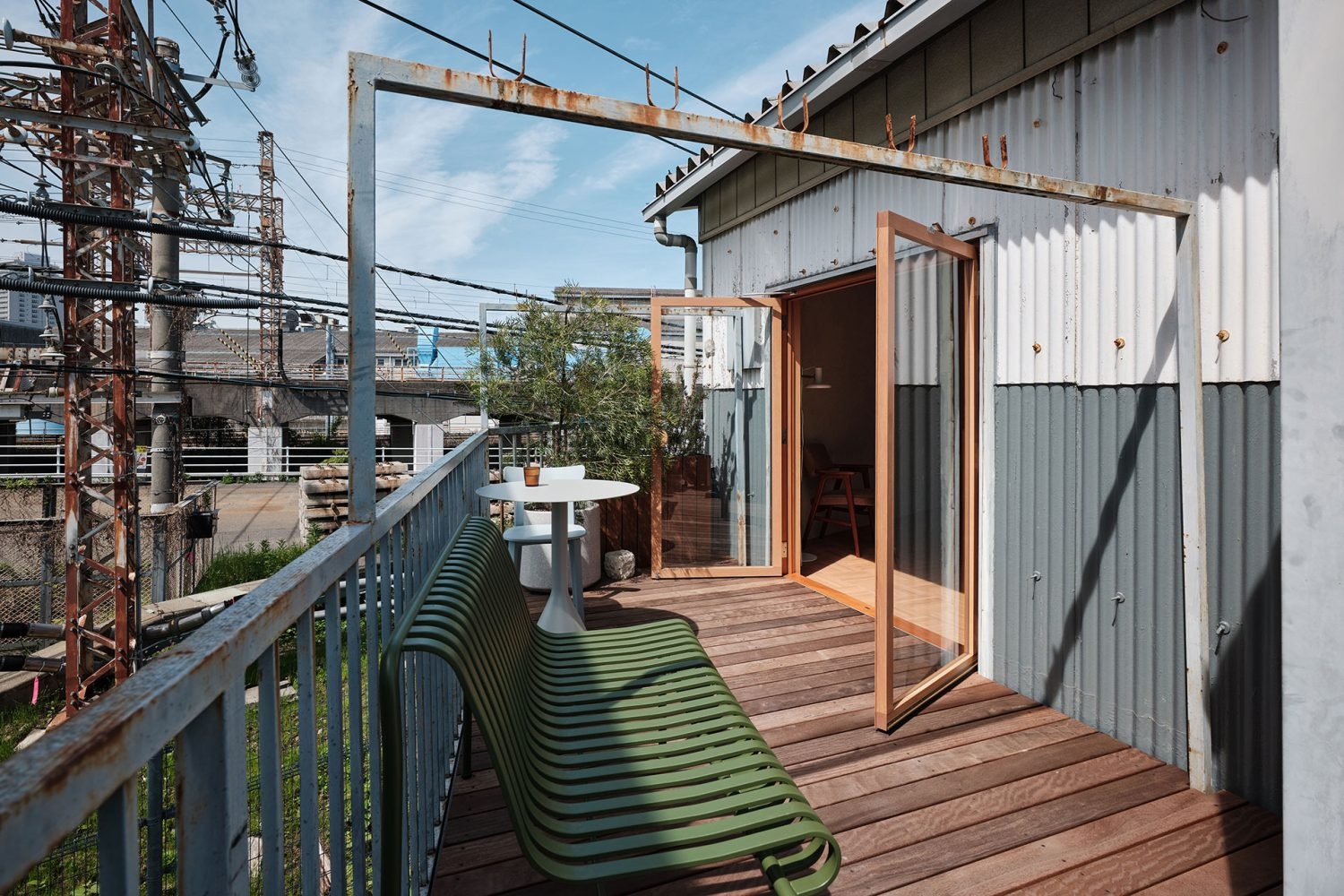 目の前が鉄塔のデッキ敷きバルコニー