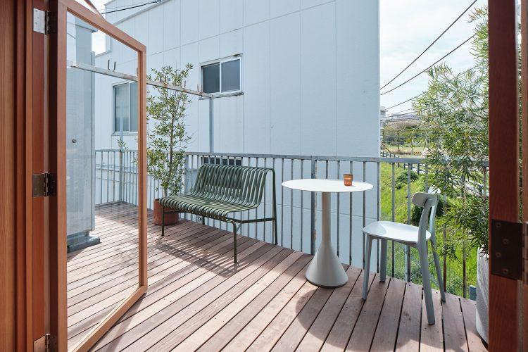 9㎡のバルコニーで屋外カットの撮影も