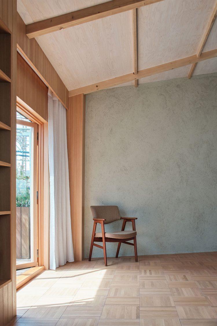 ヴィンテージラウンジチェアでポートレート撮影を