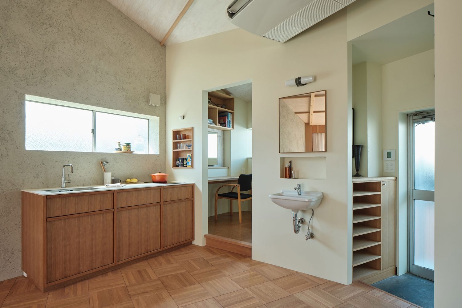 キッチン奥のメイクルームはパントリー空間としても