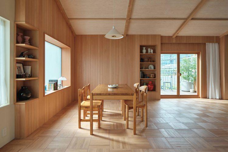 広々としたパーケットフローリングのダイニング空間