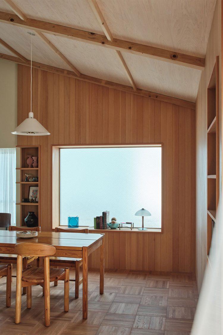 奥行きのある大きなFIX窓に腰掛けても