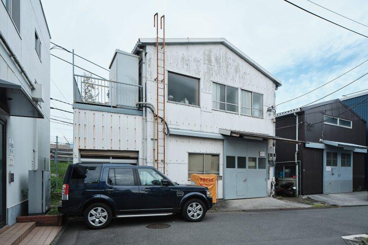 建物前に駐車スペースを1台分ご用意