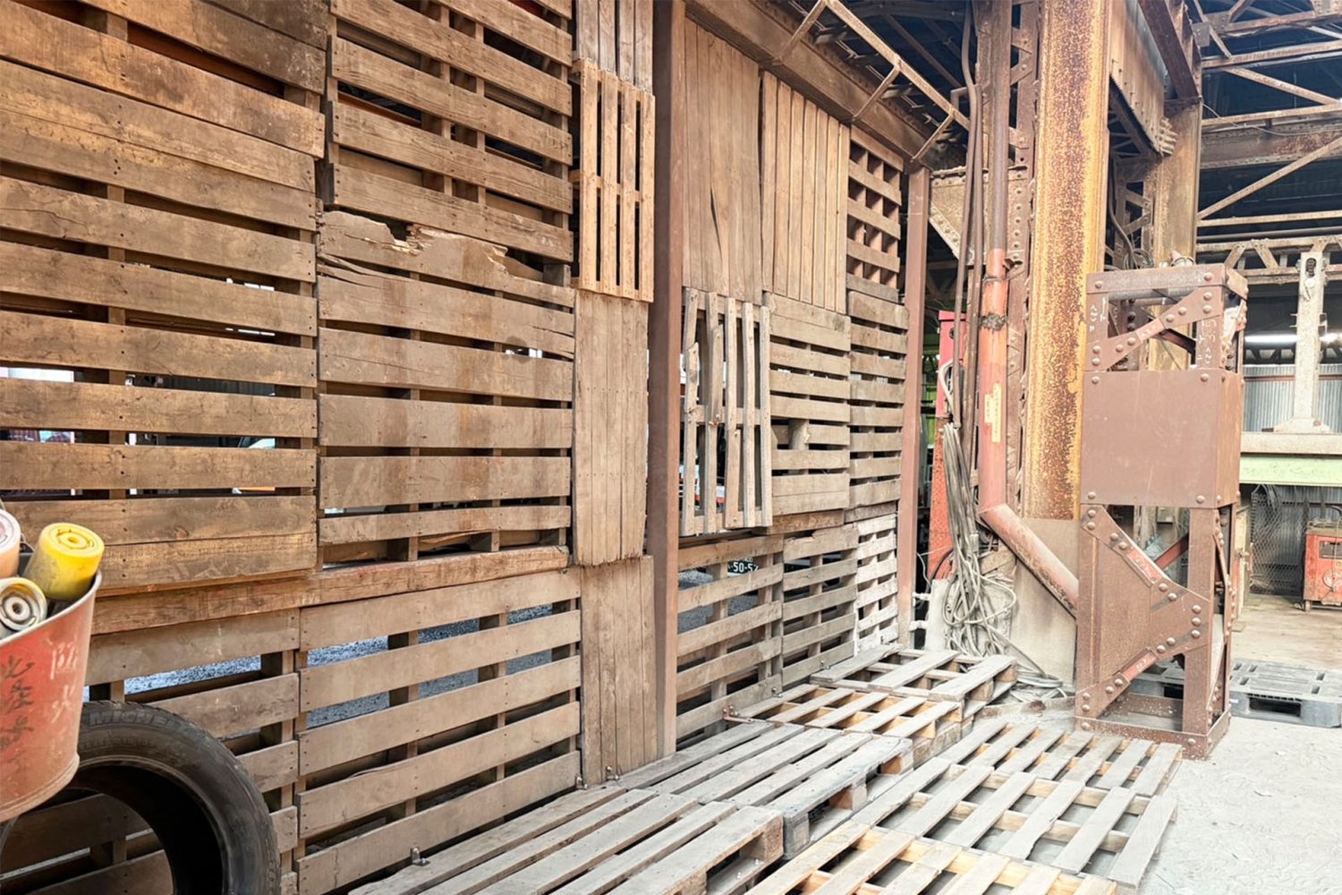 木製パレットの積み木壁