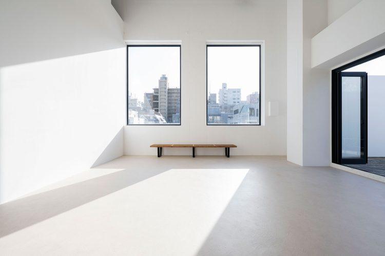 南側の大きな窓と抜けの良い景色